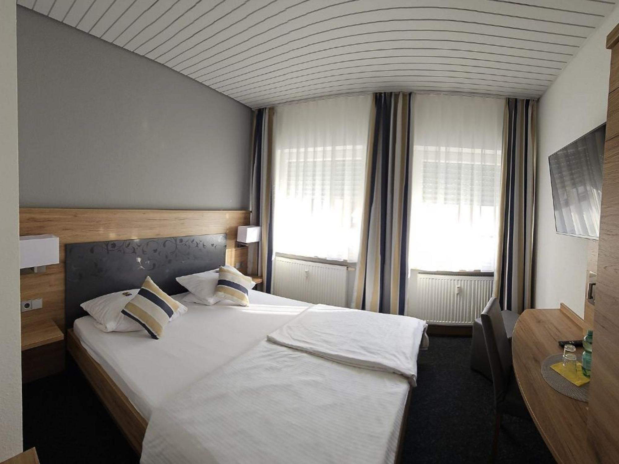 Hotel Hirsch 金茨堡 外观 照片